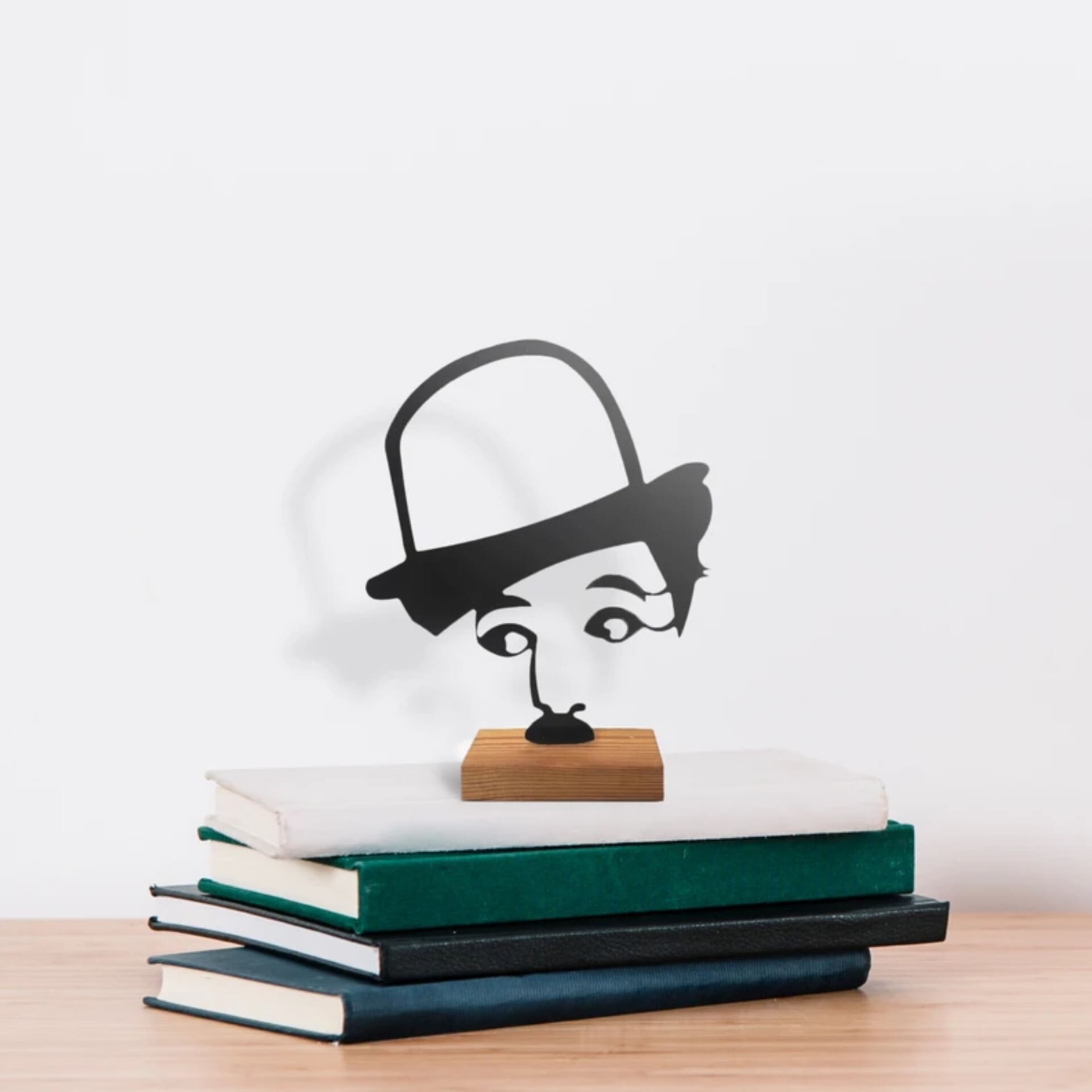 تندیس مینیمال نیتا متال طرح چارلی چاپلین