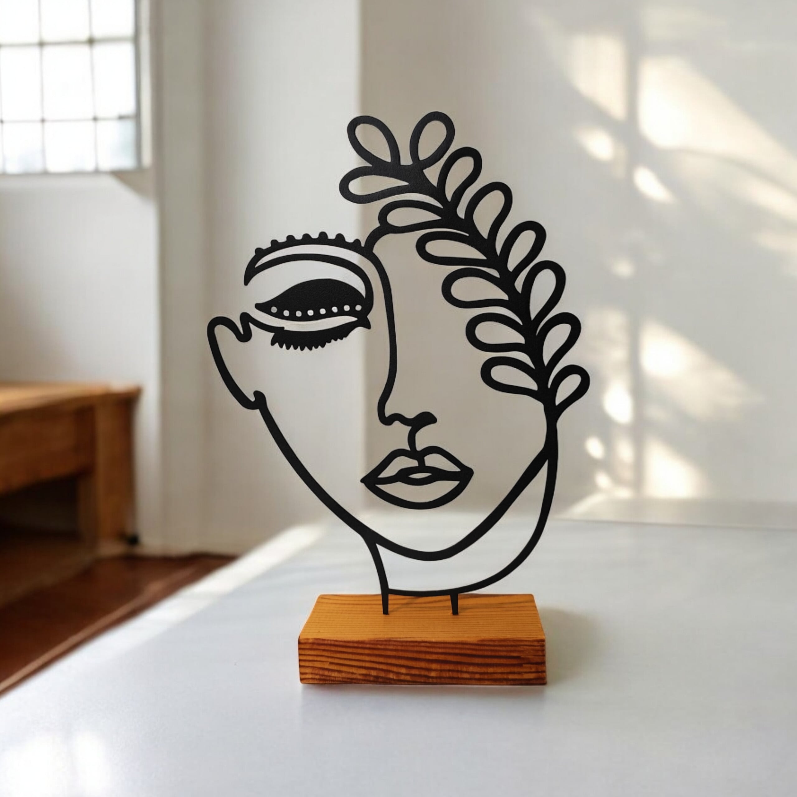 تندیس مینیمال نیتا متال طرح چهره بانو