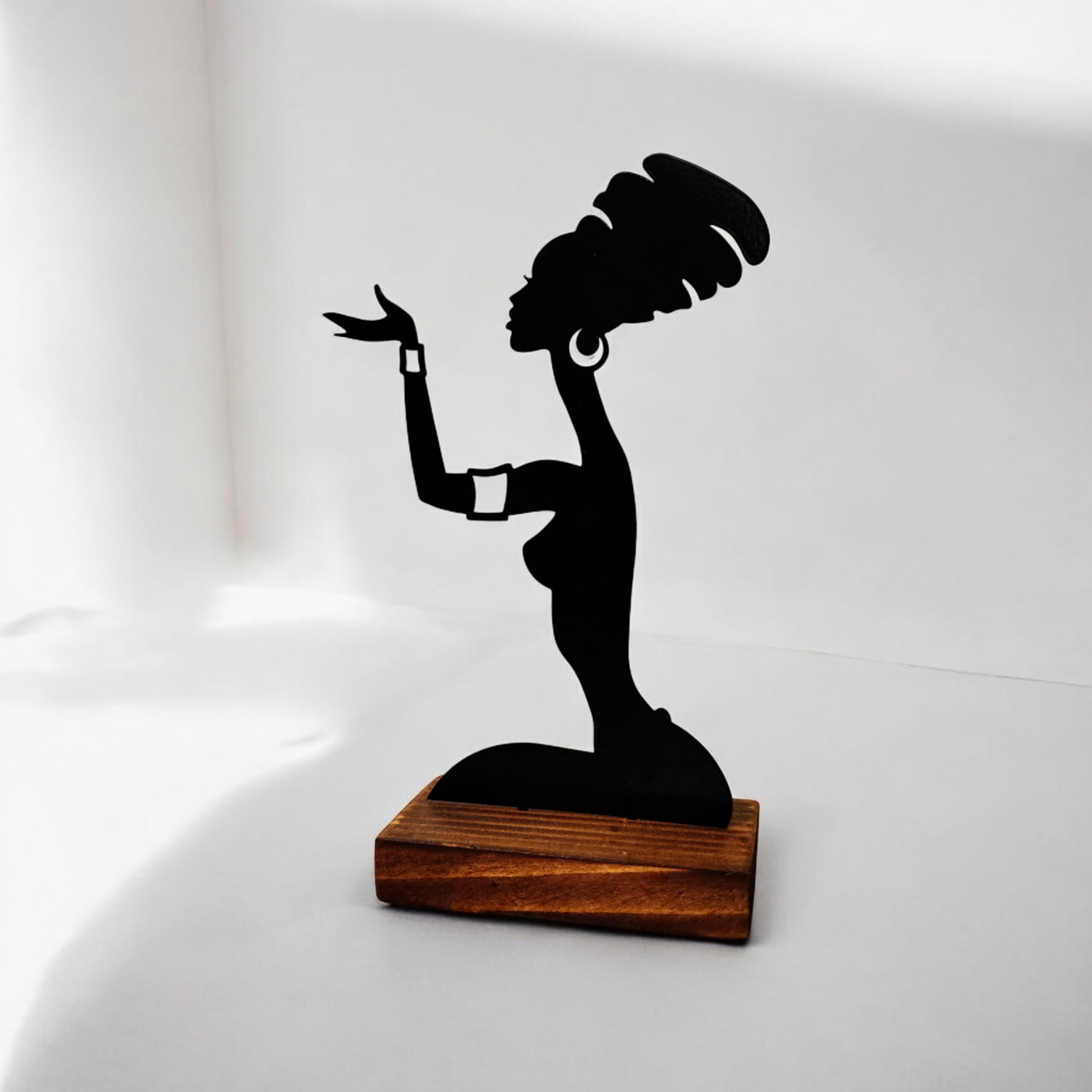 تندیس مینیمال نیتا متال طرح موآنا