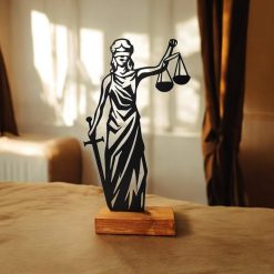 تندیس مینیمال نیتا متال طرح بانوی عدالت