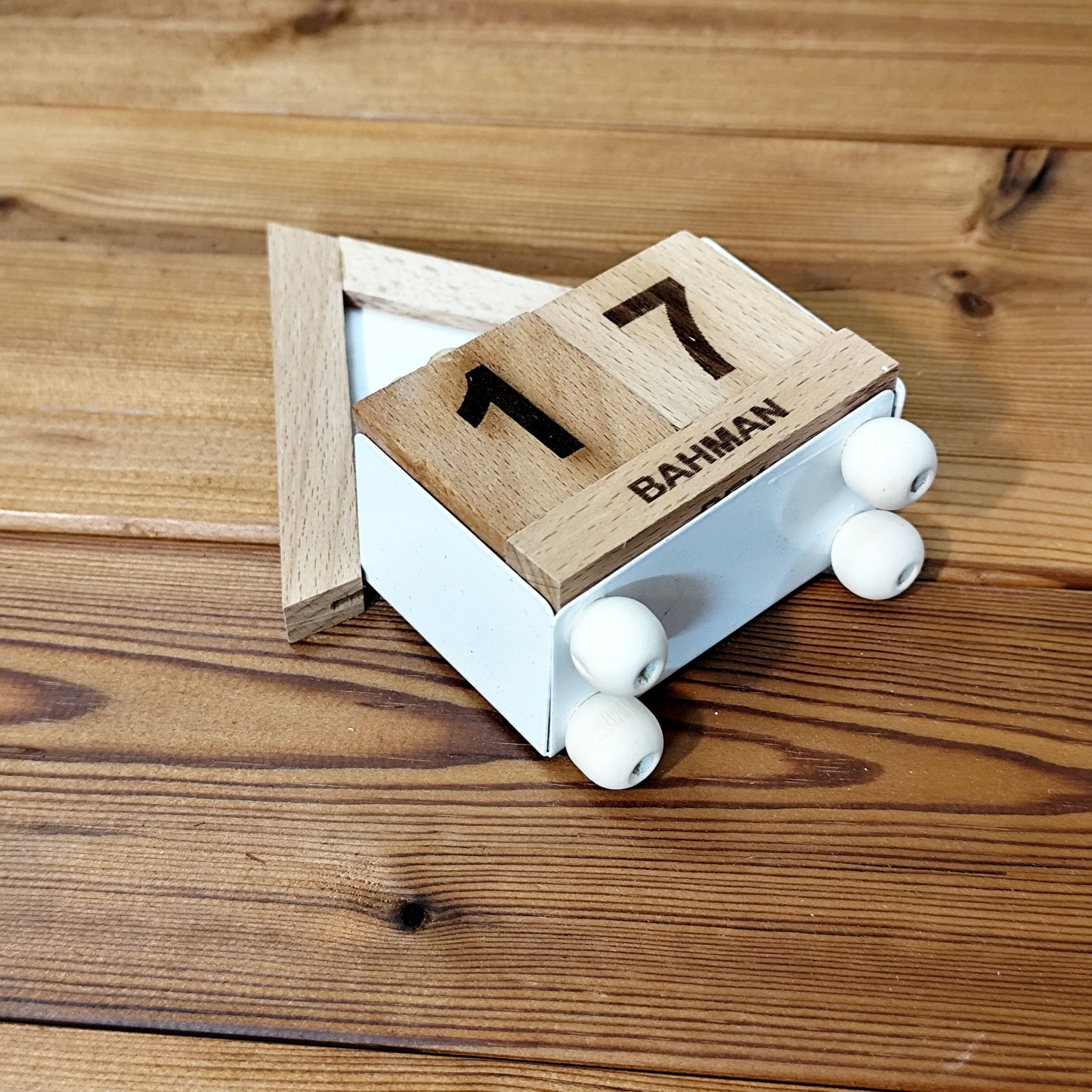 تقویم رومیزی چوبی فلزی نیتا متال مدل کلبه