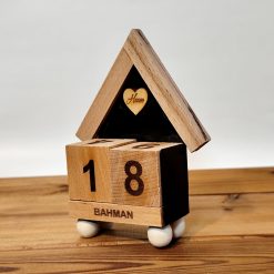 تقویم رومیزی چوبی فلزی نیتا متال مدل کلبه